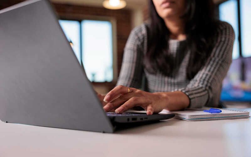 Comprar ou alugar notebook corporativo: quando a locação faz mais sentido?